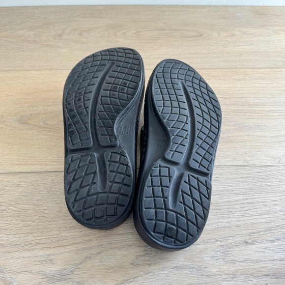 Oofos Black Thong Recovery Sandals Size 11 - Picture 5 of 6